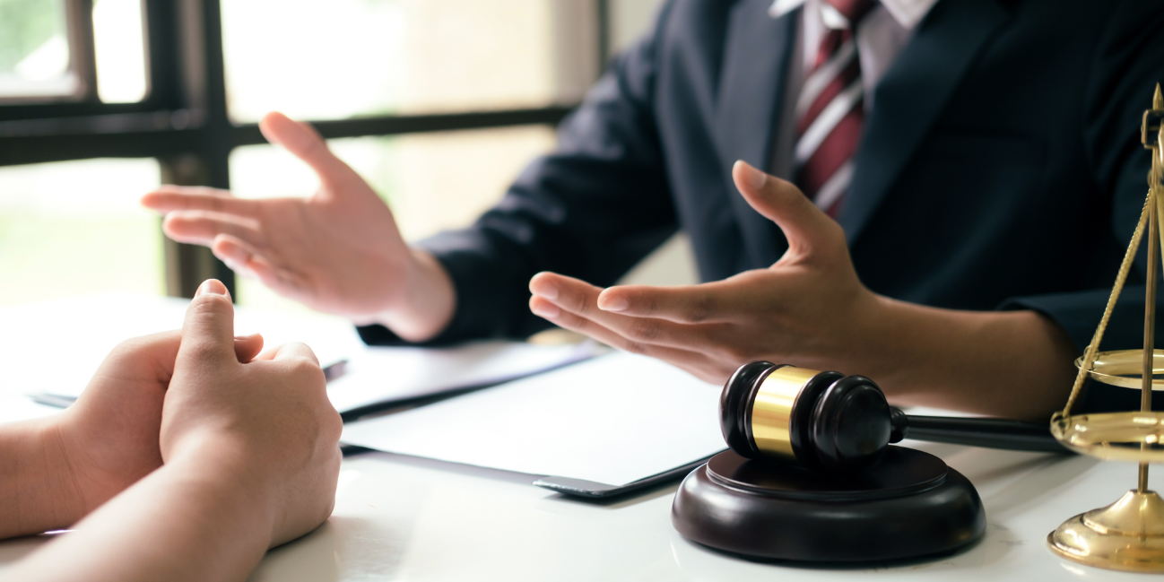 Asesoría legal para emprendedores: cuándo contratar un abogado y qué costos esperar